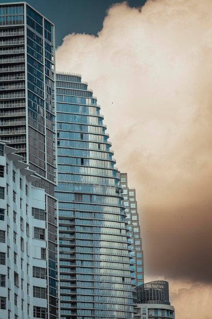 Foto arranha-céu no céu novo brickell centro de miami