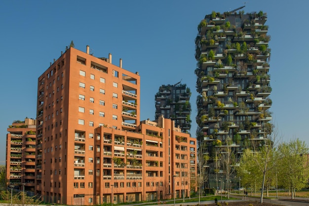 Arranha-céu novo e moderno Bosco Verticale com árvores crescendo nas varandas