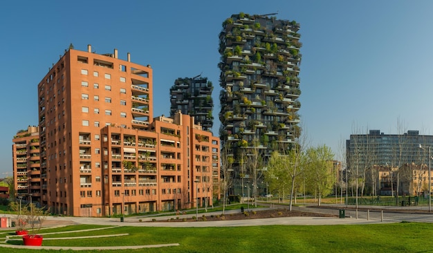 Arranha-céu novo e moderno Bosco Verticale com árvores crescendo nas varandas