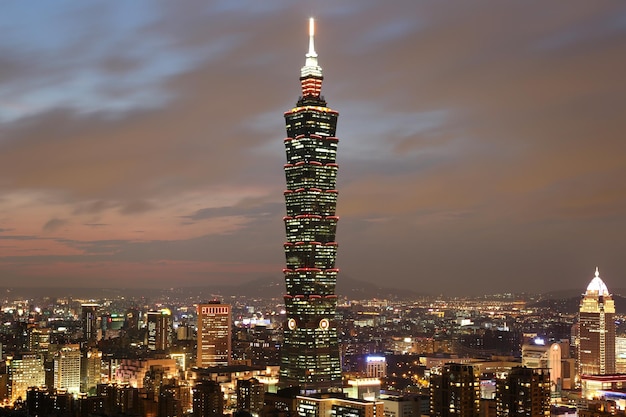 Arranha-céu Taipei 101 em Taiwan à noite