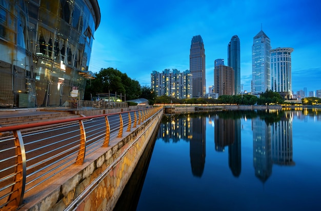 Foto arranha-céus ao lado do lago, vista noturna de wuhan, na china