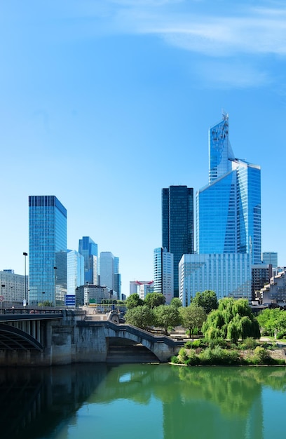 Arranha-céus com fachada de vidro. Edifícios modernos no distrito financeiro de Paris.