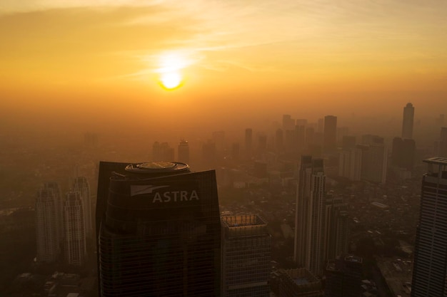 Arranha-céus com neblina ao amanhecer em Jacarta