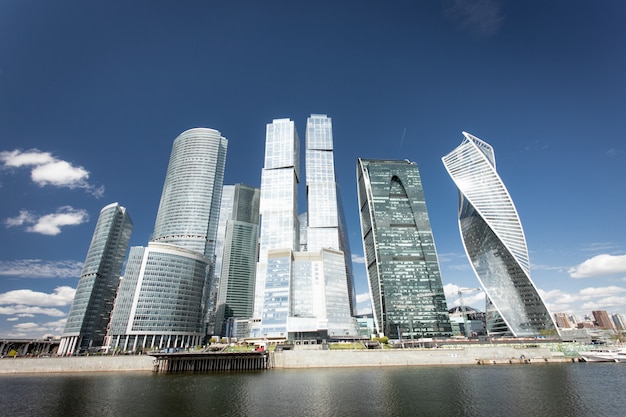 Arranha-céus da cidade de moscou na rússia, sob o céu azul