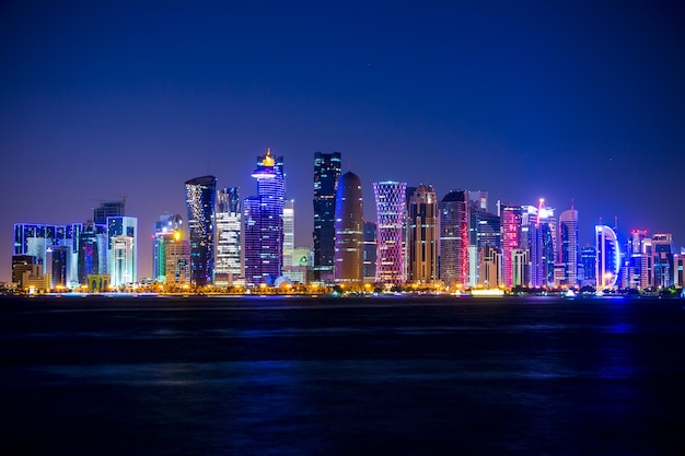 Arranha-céus de Doha com iluminação externa