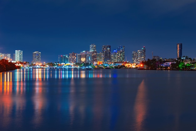 Arranha-céus de Miami à noite, South Beach. Horizonte de Miami.