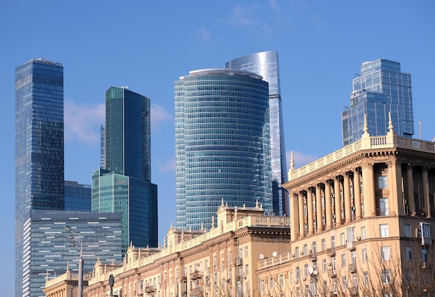 Arranha-céus do Centro Internacional de Negócios da Cidade de Moscou e stalin abriga a vista do dia ensolarado