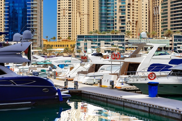 Arranha-céus e porto da marina de dubai nos emirados árabes unidos de dubai