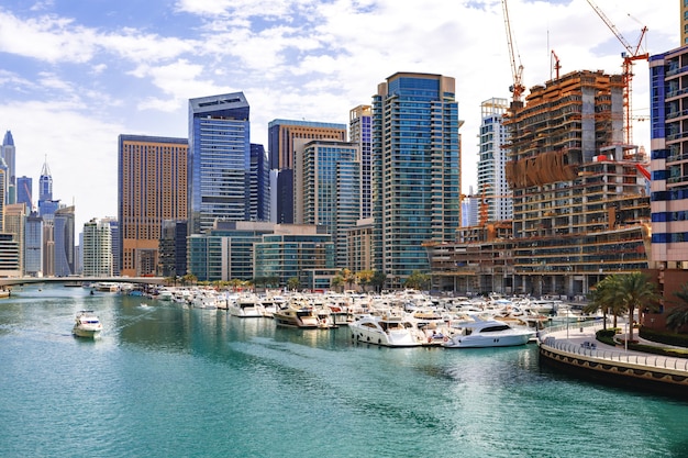 Arranha-céus e porto da marina de Dubai nos Emirados Árabes Unidos de Dubai