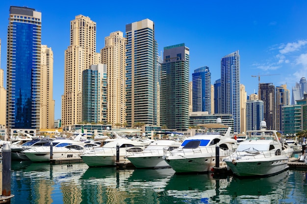 Arranha-céus e porto da marina de Dubai nos Emirados Árabes Unidos de Dubai