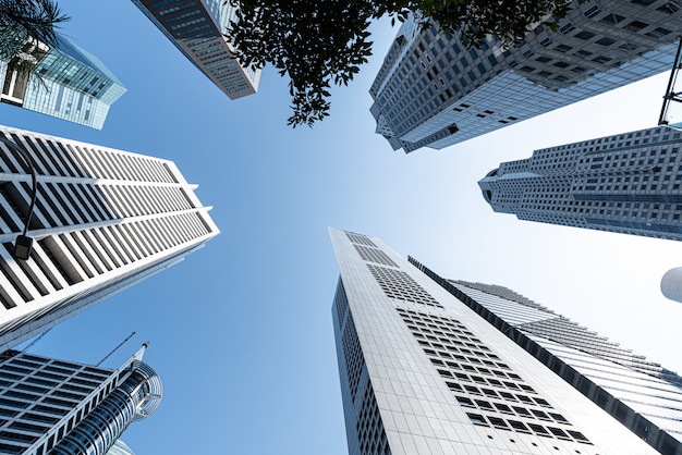 uma esplêndido, moderno arranha-céu torre sobe alta e brilhando contra uma  claro, transparente fundo, exibindo Está grandeza e excelência dentro  arquitetura.generativa ai 23575278 PNG