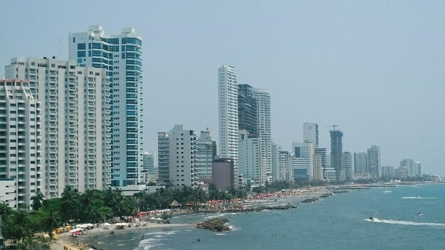 Foto arranha-céus na cidade contra o céu claro