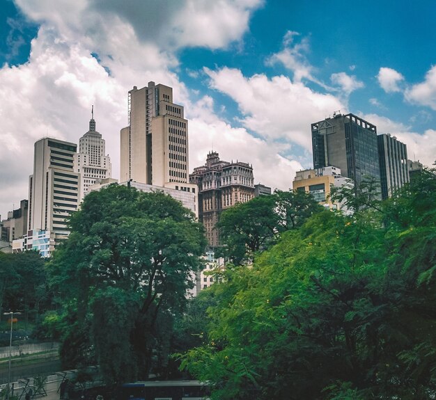 Foto arranha-céus na cidade contra o céu