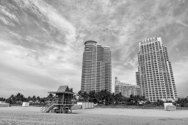 Arranha-céus na praia de Miami, Flórida, EUA, salva-vidas no horizonte urbano da praia sul