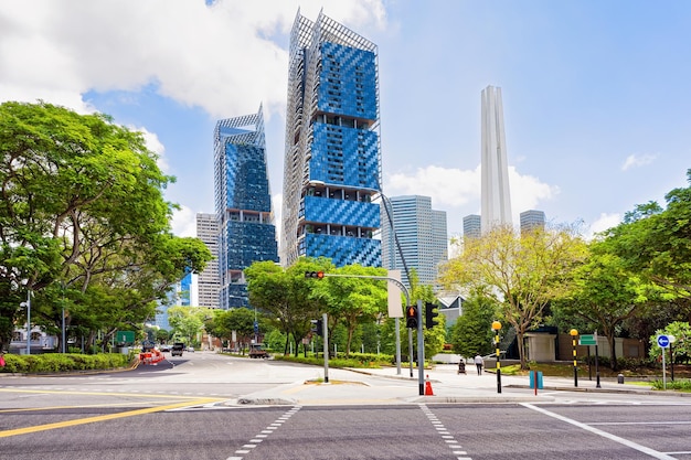 Arranha-céus nas ruas de Singapura. Prédios altos ao fundo.