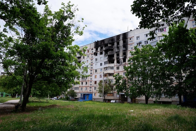 Arranha-céus residenciais danificados, aviões e bombas russos