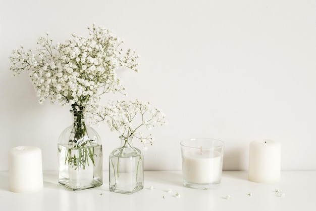 Arranjo branco de flores e velas de respiração do bebê Copie o espaço para letras