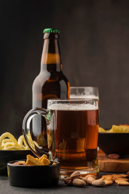 Arranjo com caneca e garrafa de cerveja