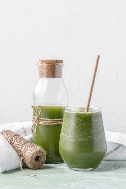 Foto arranjo com delicioso smoothie verde