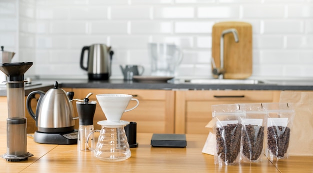 Foto arranjo com grãos de café e máquina