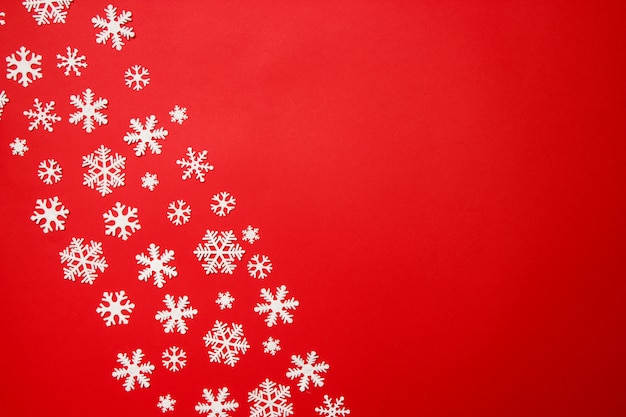 Arranjo criativo de flocos de neve de decoração de Natal em vermelho