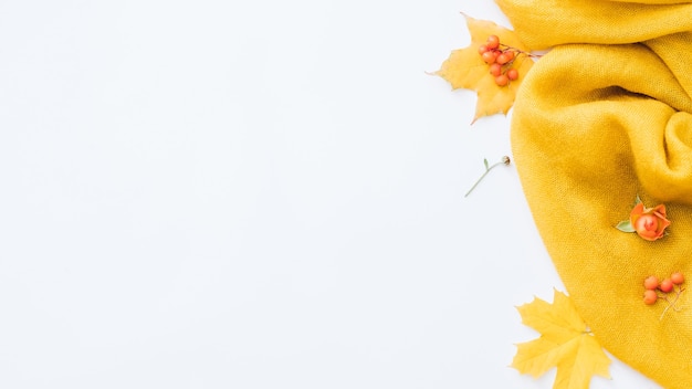 Foto arranjo criativo de folhas amarelas, frutas laranja e rosas em branco