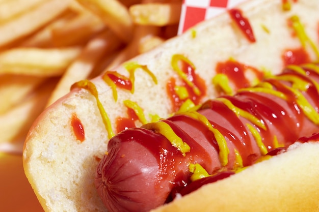 Foto arranjo de alto ângulo com saboroso cachorro-quente e batatas fritas