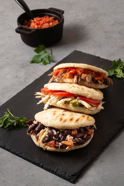 Arranjo de arepas deliciosas de ângulo alto