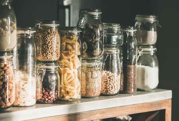 Arranjo de armazenamento de comida de cozinha rústica sobre balcão de cozinha