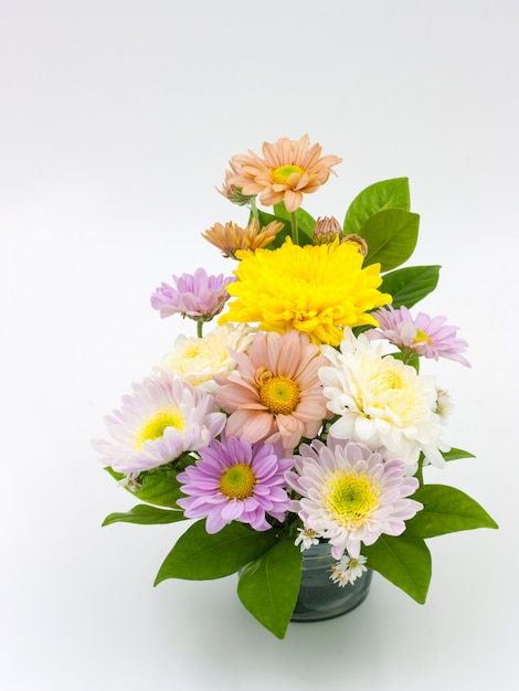 Arranjo de buquê de flores coloridas em vaso isolado