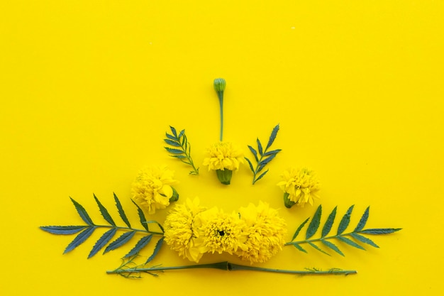 Foto arranjo de calêndula de flores amarelas planas em estilo de cartão postal