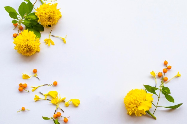 Arranjo de calêndula de flores amarelas planas em estilo de cartão postal