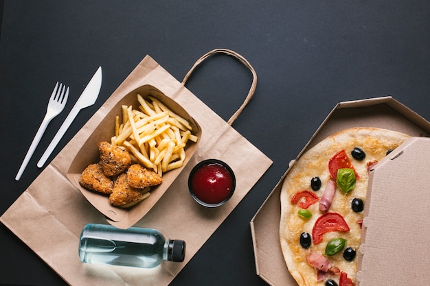 Arranjo de camada plana com crocante e pizza