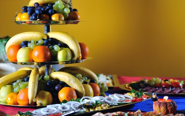 Foto arranjo de comida de catering na mesa