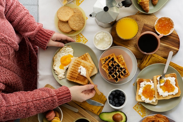 Arranjo de comida deliciosa plana leiga ainda vida