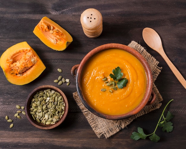 Foto arranjo de comida saborosa de outono