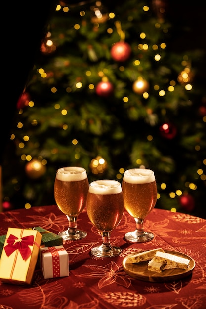 Foto arranjo de copos de cerveja de natal na mesa