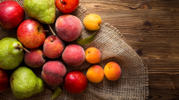 Foto arranjo de deliciosas frutas outonais em um pano