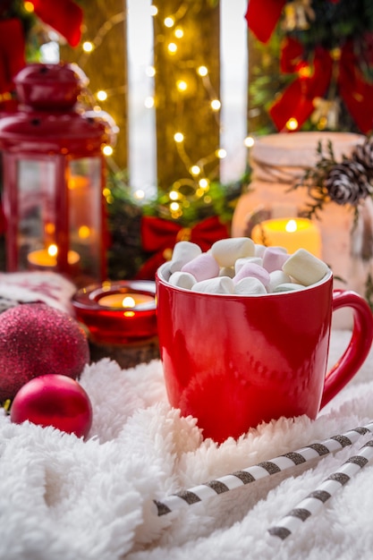 Arranjo de férias de natal. com velas de marshmallows de cacau quente, presentes, bl fofo aconchegante