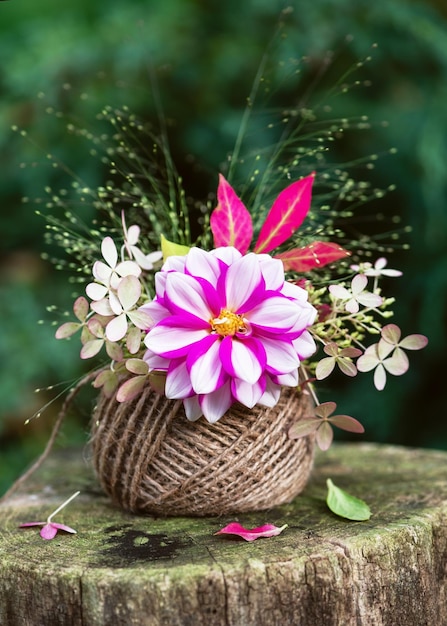 Arranjo de flores com flores de hortênsia dália branca rosa, grama e folhas de outono