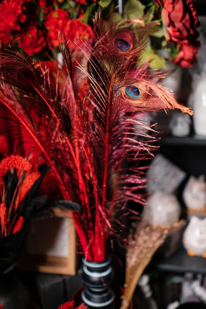 Foto arranjo de flores de outono na loja buquê original decorado com penas de pavão vermelho