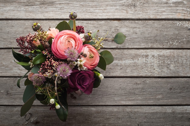 Arranjo de flores de rosas e ranúnculo