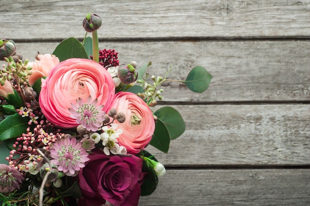 Arranjo de flores de rosas e ranúnculo