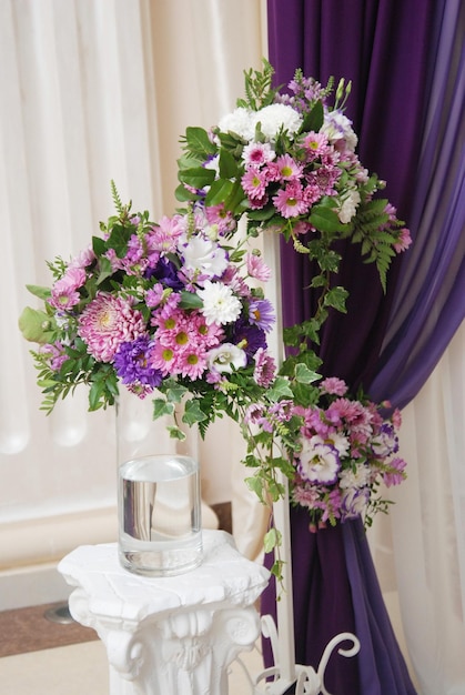 Arranjo de flores do arranjo de casamento três roxo e rosa. Dia do casamento. Vaso com flores. Imagem vertical.