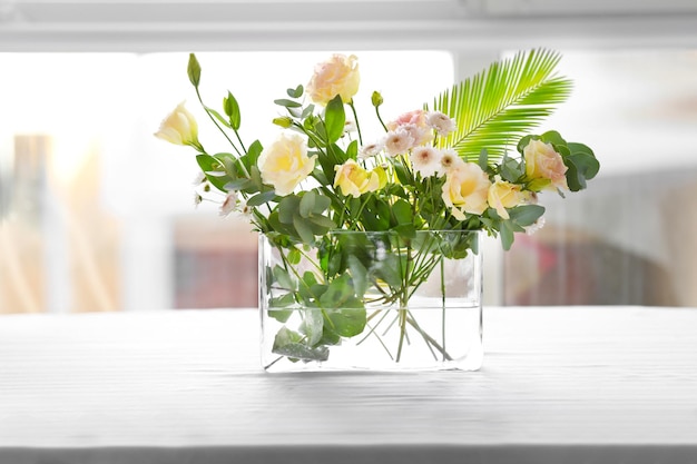 Arranjo de flores em uma mesa branca