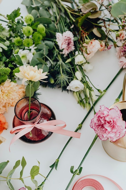 Arranjo de flores em uma mesa branca