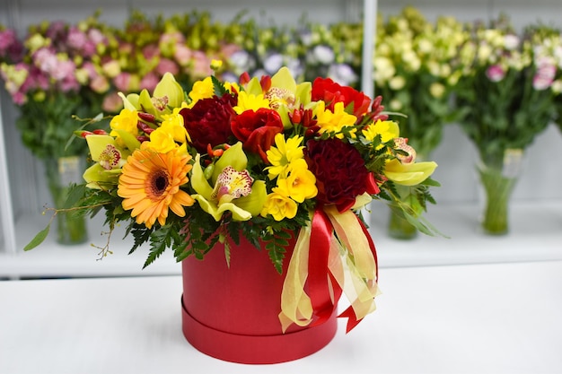 arranjo de flores florísticas na mesa Flores frescas em uma caixa entrega de flores