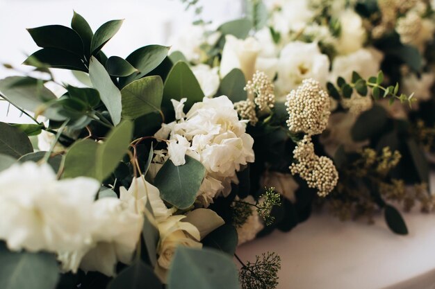 Arranjo de flores frescas na mesa de férias Decoração de casamento no restaurante