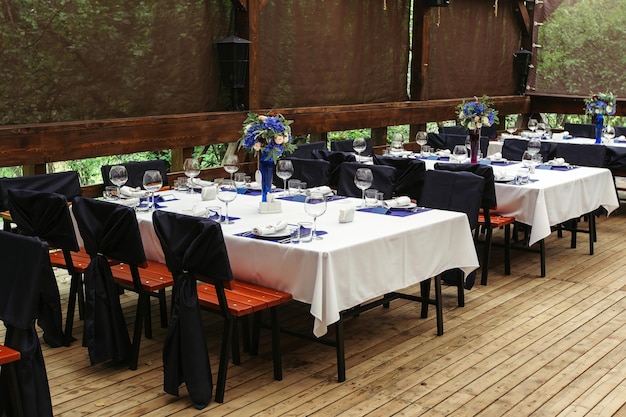 Arranjo de flores na mesa de casamento Composições florais com rosas frescas e flores azuis