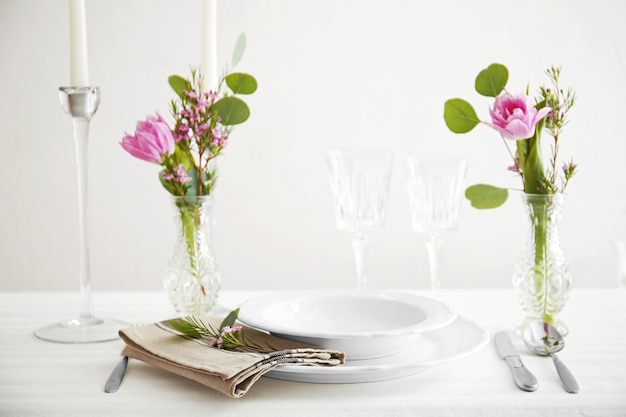 Arranjo de flores na mesa servida para jantar de casamento